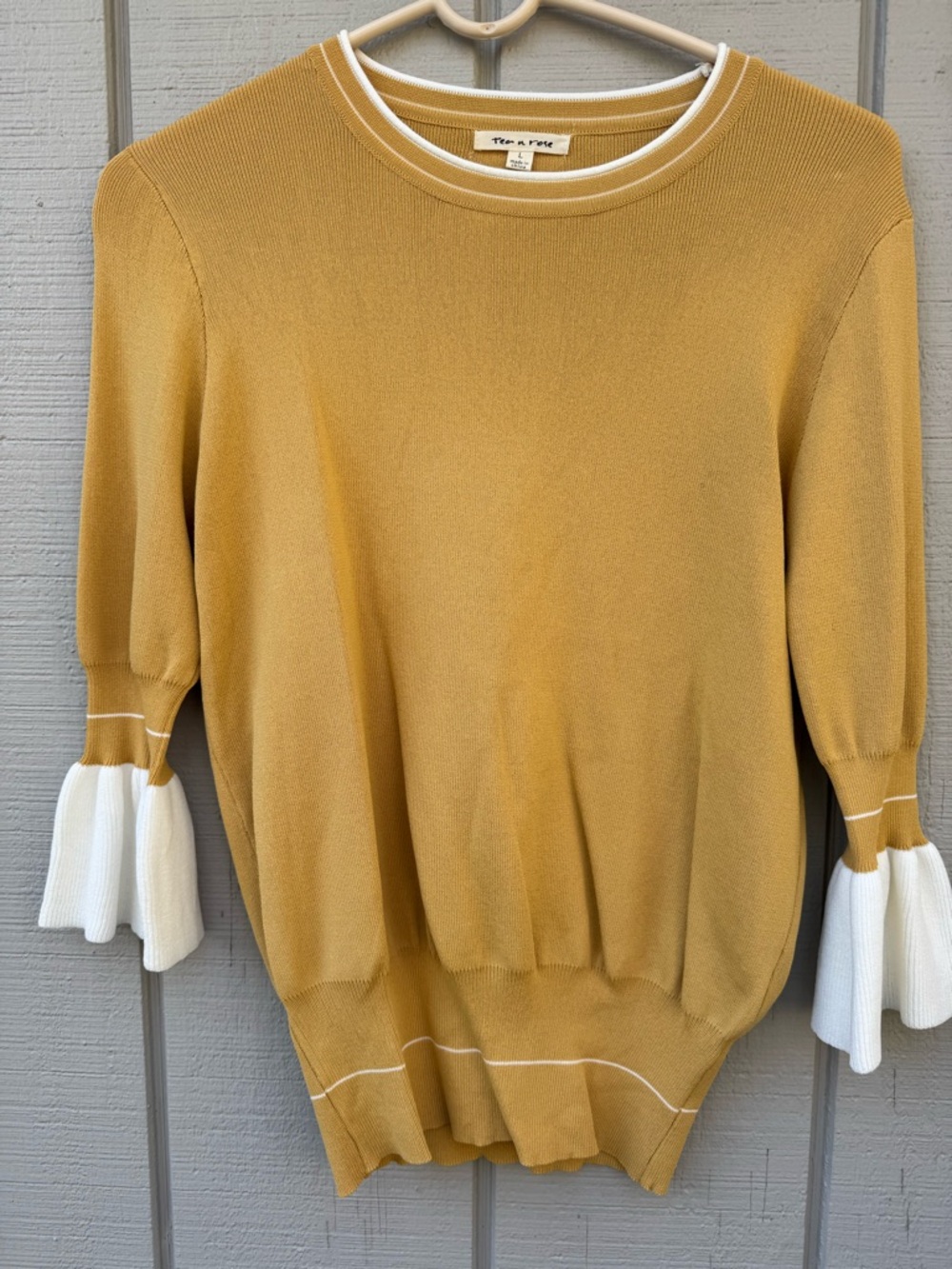 💛 TEA N ROSE Knit Top with White Trim